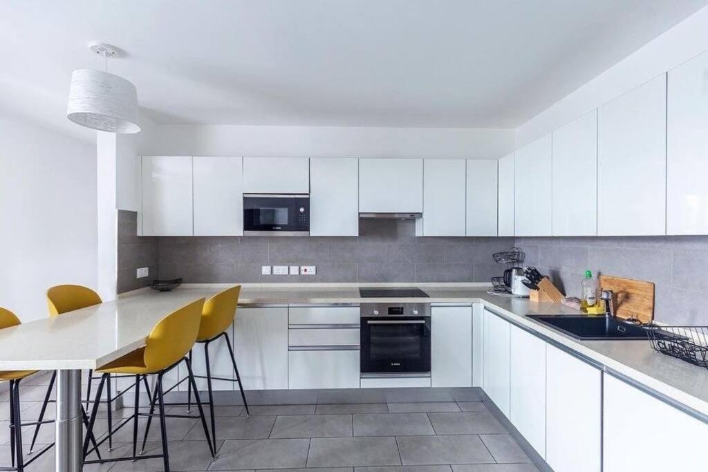 Luxury Labone Edge 2-Bedroom Apartment In Accra - Fivehills Homes Kültér fotó